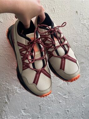 Women’s Puma Beige and Burgundy Sneakers